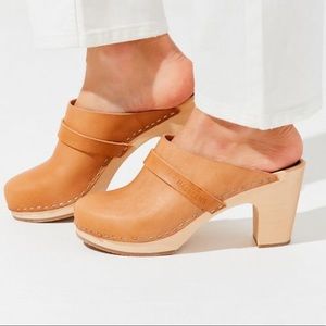 Swedish Hasbeens Slip-In Classic Clogs EUC 39